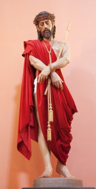 Madrid - 10 Mart: heykeli İsa pilatus için kırmızı ceket ve basilica de san francisco el grande üzerinde 10 Mart 2013 Madrid üzerinden bağ.