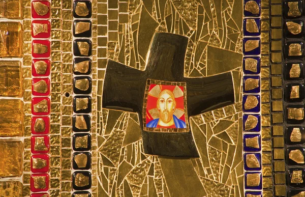 MADRID - 10 DE MARZO: Moderno Tabernáculo de mosaico de pater Rupnik de Capilla del Santisimo en la catedral de la Almudena el 10 de marzo de 2013 en España . — Foto de Stock