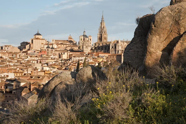 Toledo Catedral y jesuitas y otras iglesias y el casco antiguo en la luz de la mañana y las rocas — Foto de Stock