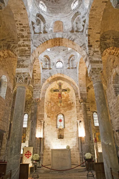 Palermo - 8 april: middenbeuk van Romaanse kerk san cataldo bouwen jaar 1154-1160 op 8 april 2013 in palermo, Italië. — Stockfoto