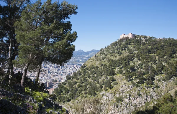 Palermo - Castelo Utveggio atas kota tersebut — Stok Foto