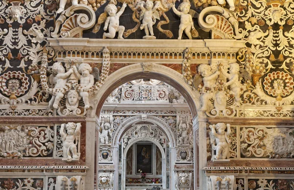 Palermo - 8 kwietnia: Szczegóły z boku nawy w la Kościoła chiesa del Gesù lub casa professa. barokowy kościół został ukończony w roku 1636 8 kwietnia 2013 r. w palermo, Włochy. — Zdjęcie stockowe