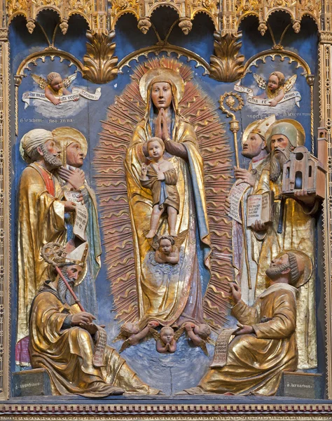 Bergamo - 26. januar: relief der heiligen maria und heiliger aus der chiesa del carmine am 26. januar 2013 in verona, italien. — Stockfoto