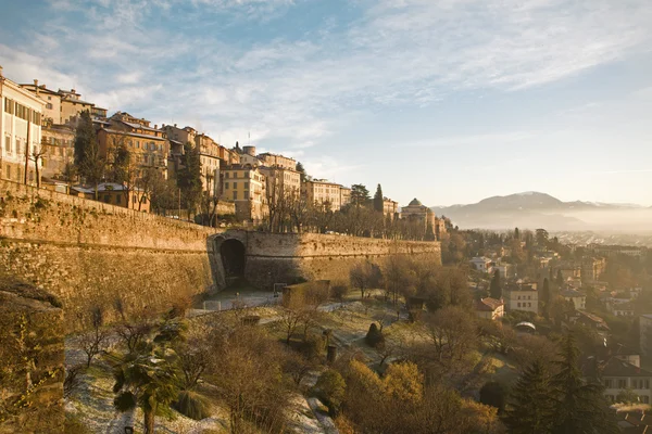 Bergamo - Walls and palaces of upper town in morning light — Stock Photo, Image