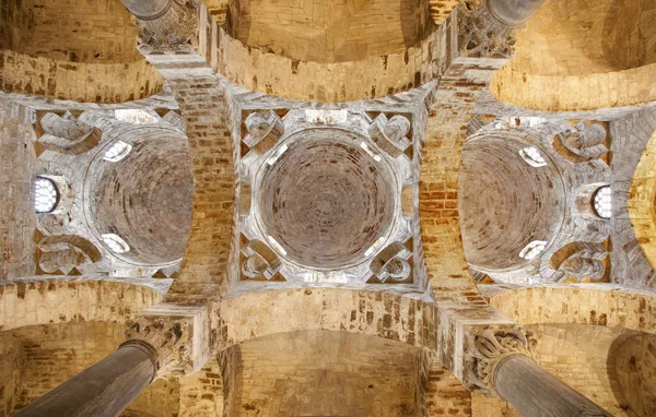 Palermo - 8 april: koepel en plafond van de kerk san cataldo bouwen in jaren 1154-1160 op 8 april 2013 in palermo, Italië. — Stockfoto