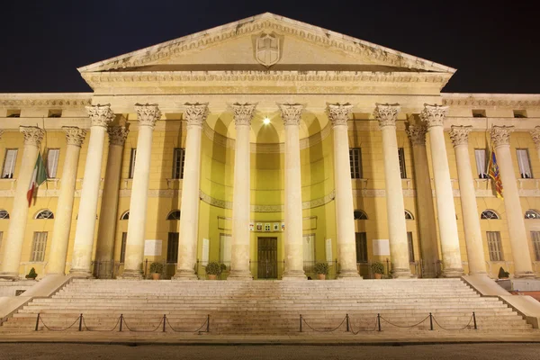 Verona - Comune di Verona edificio noe-clásico en la noche —  Fotos de Stock