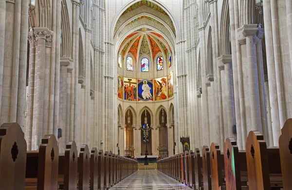 Madrid - 10 Mart: Gotik revival stil santa maria la real de la almudena Katedrali, 10 Mart 2013 İspanya francisco de cubas ve fernando chueca tarafından öngörülen NEF. — Stok fotoğraf