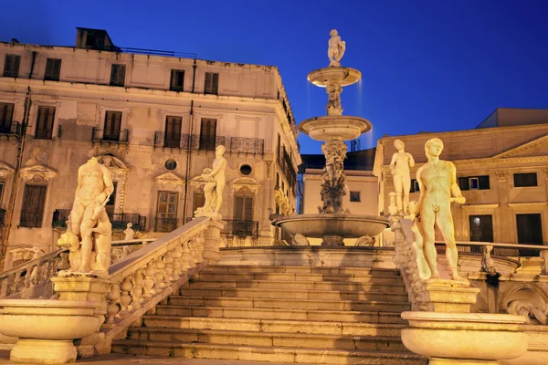 Palermo - florentské founiain na piazza pretoria za soumraku — Stock fotografie