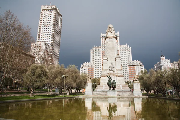 Madryt – pomnik Cervantesa, zaprojektowany przez architektów rafael martinez zapatero i pedro muguruza i rzeźbiarz lorenzo coullaut valera od roku 1925-1957 na plaza espana. — Zdjęcie stockowe