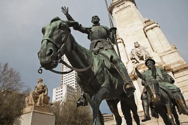 Madrid - Don Quixote and Sancho Panza from Cervantes memorial by sculptor Lorenzo Coullaut Valera (1925 - 1930) on Plaza Espana. — Stock Photo, Image