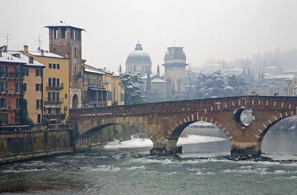 Verona - ponte pietra en chiesa di san giorgio in braida kerk in de winter — Stockfoto