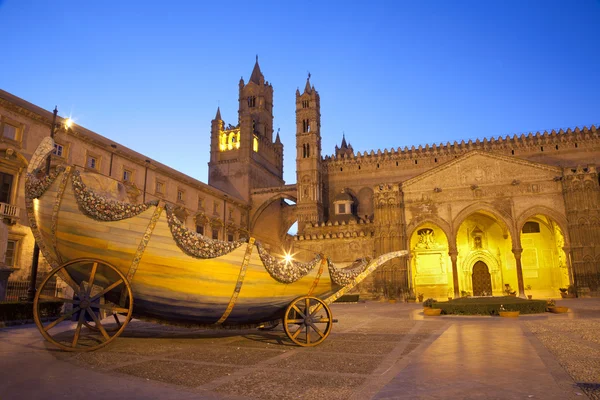 Palermo - Södra portalen i katedralen eller Duomo i skymningen — Stockfoto