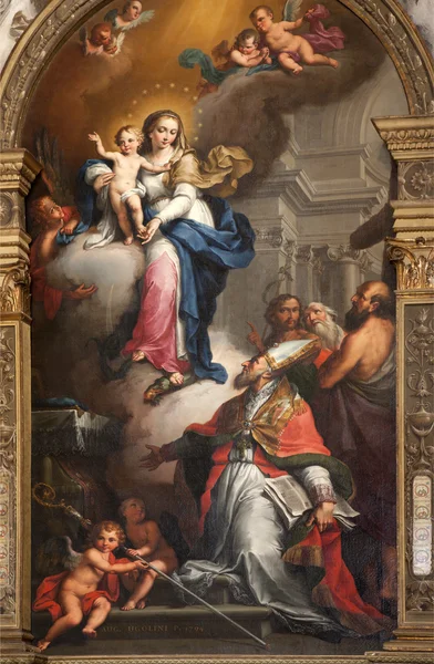 Verona - 27 januari: detalj av heliga Maria från maffei kapell i domkyrkan av agostino ugolini från år 1794 på 27 januari 2013 i verona, Italien — Stockfoto