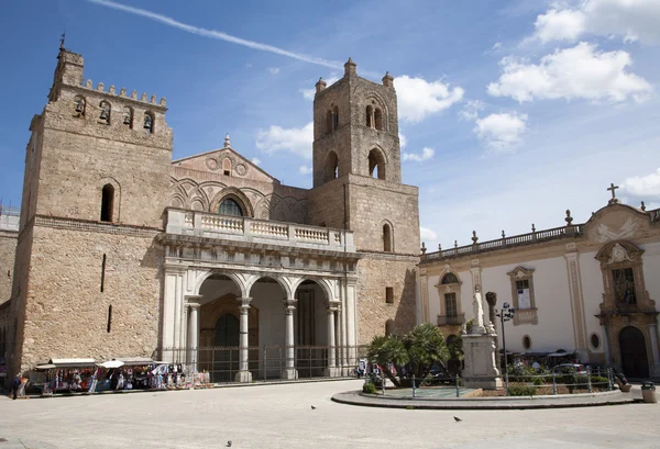 Palermo - Catedral de Monreale é dedicada à Assunção da Virgem Maria e é um dos maiores exemplos existentes de arquitetura normanda no mundo. Catedral foi concluída cerca de 1200. — Fotografia de Stock