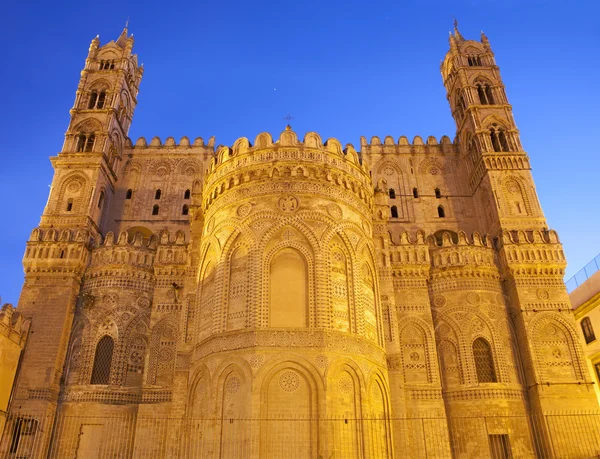 Palermo - szentély katedrálisra vagy a gótikus-katalán stílusban alkonyatkor dóm — Stock Fotó