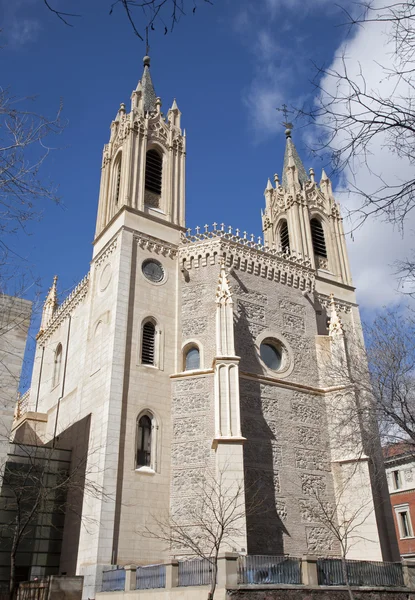 Madrid Facciata est e torri della chiesa gotica San Jeronimo el Real — Foto Stock