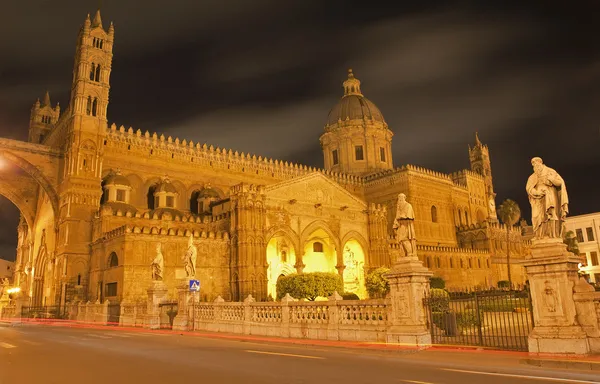 Palermo - Portal Sul da Catedral ou Duomo à noite — Fotografia de Stock