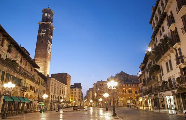 Verona - Piazza Erbe di senja hari — Stok Foto