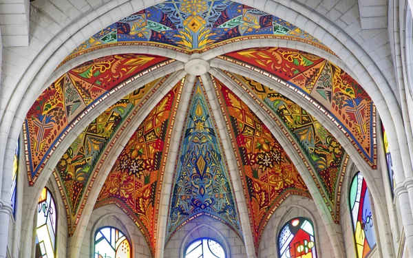 Madrid - märz 10: moderne fresken aus der santa maria la real de la almudena kathedrale von kiko arguello im märz 10, 2013 in spanien. — Stockfoto