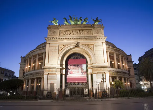 Palermo - teatro politeama garibaldi v soumraku — Stock fotografie