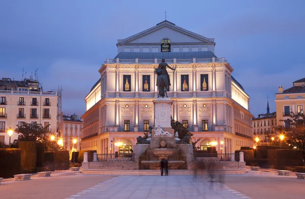 Madrid - philip iv van Spanje memorial en opera in avondschemering — Stockfoto