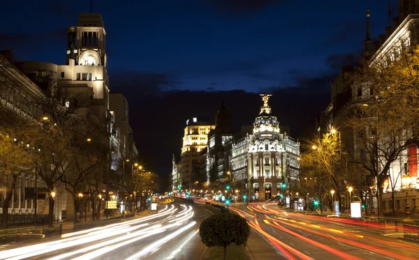 Madrid - cale de alcala cadde ve metropol Binası dusk plaza de cibeles üzerinden bakmak — Stok fotoğraf