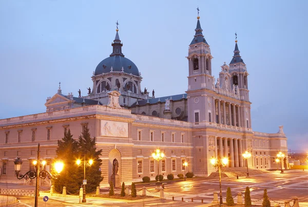 Madrid - santa maria la real de la almudena kathedrale in der Morgendämmerung — Stockfoto