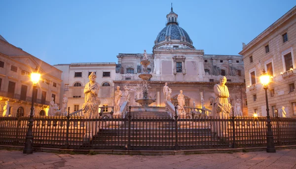 Palermo - Fuente florentina en Piazza Pretoria al atardecer —  Fotos de Stock