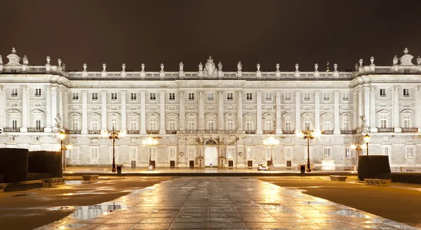 MADRID - MARÇO 10: fachada norte do Palácio Real ou Palácio Real construído entre os anos 1738 e 1755 à noite em 10 de março de 2013 em Madrid . — Fotografia de Stock