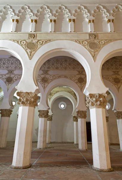 TOLEDO - 8 MARZO: Archi mudéjar della Sinagoga Santa Maria la Blanca. La costruzione risale alla fine del XII secolo o agli inizi del XIII secolo l '8 marzo 2013 a Toledo, Spagna . — Foto Stock
