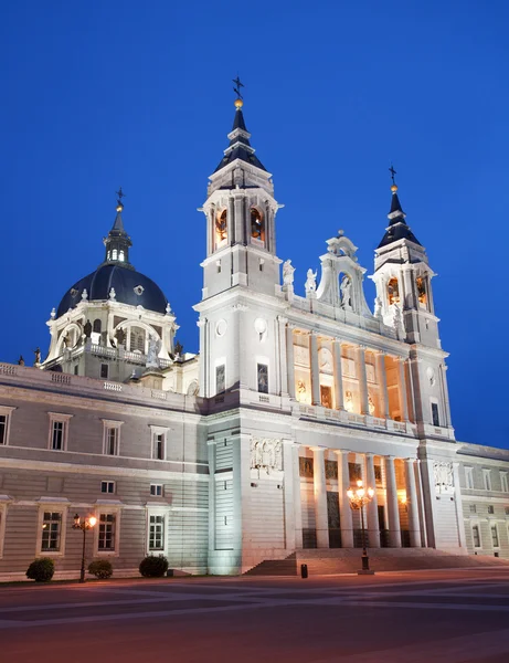 Madrid - Santa Maria la Real de La Almudena cathedral in evening dusk — Stock Photo, Image