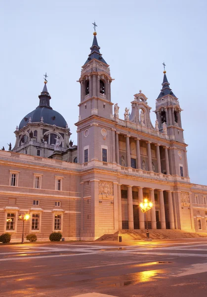 Madrid - katedrála santa maria la real de la almudena v ranním šeru — Stock fotografie