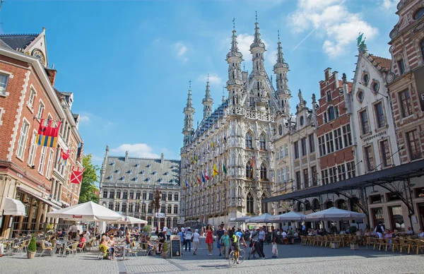 Leuven - 3 september: gotiska rådhuset och torget från nordväst på sepetember 3, 2013 i leuven, Belgien. — Stockfoto