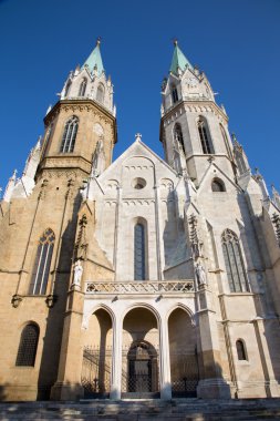Viyana - Gotik Batı cephe manastır kilisesi klosterneuburg üzerinde 27 Temmuz 2013 yılında Viyana.