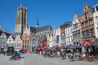 MECHELEN - 4 Eylül: Grote markt ve St. Rumbold Katedrali 4 Eylül 2013, Mechelen, Belçika.