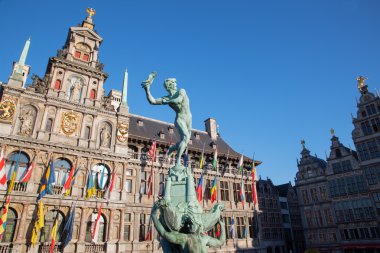 antwerpe - Belediye Binası ve sabah ışık brabo çeşme