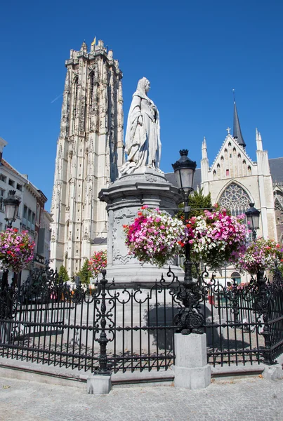 Mechelen - St. Rumbold's cathedral and statue of Margaret of Austria on September 4, 2013 in Mechelen, Belgium. — Stock Photo, Image