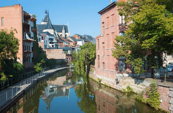 Mechelen - kanalen och Vårfrukyrkan över Dylen i bakgrunden — Stockfoto