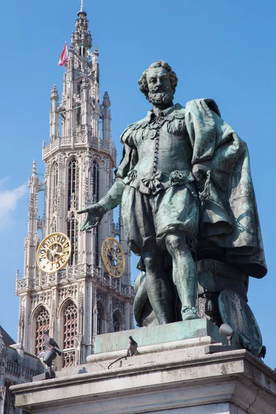 Антверпен - Статуя художника Рубенса и башня собора Виллема Гефса (1805-1883) ) — стоковое фото
