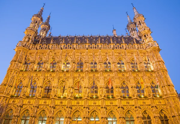 Leuven หอประชุมเมืองโกธิคยามค่ําคืน — ภาพถ่ายสต็อก