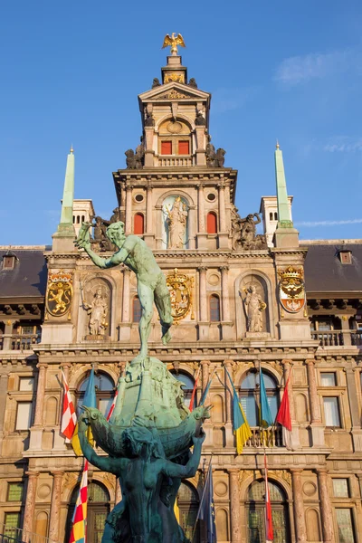 Antwerpen - stadshuset och brabo fontän i morgonljuset — Stockfoto