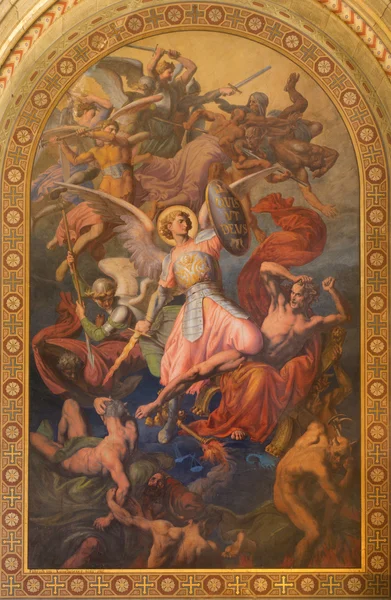 维也纳-JULY 27：2013年7月27日在维也纳Altlerchenfelder教堂前厅，Leopold Kupelwieser在1860年的《大天使迈克尔与邪恶天使的战争》. — 图库照片