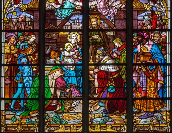 MECHELEN - 6 DE SEPTIEMBRE: Escena de tres magos desde el cristal de la ventana de la catedral de St. Rumbold el 6 de septiembre de 2013 en Malinas, Bélgica . — Foto de Stock