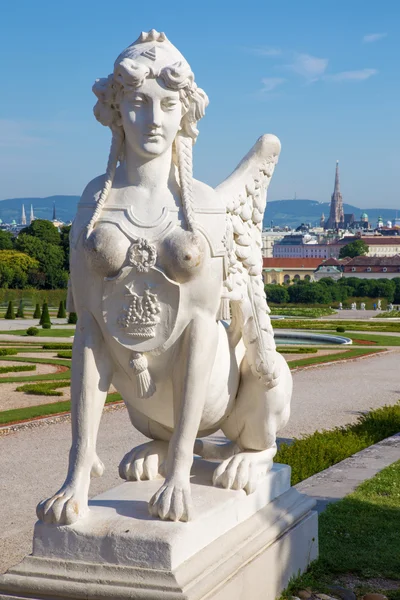 Viena - esfinge de Palácio de Belvedere de manhã e a cidade — Fotografia de Stock