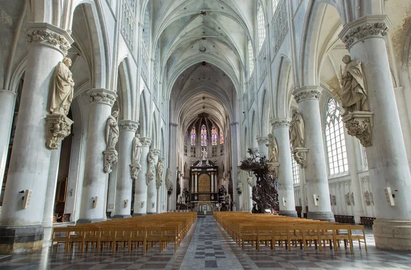 Mechelen, België - 6 september: schip van st.-Romboutskathedraal op sepetember 6, 2013 in leuven, België. — Stockfoto