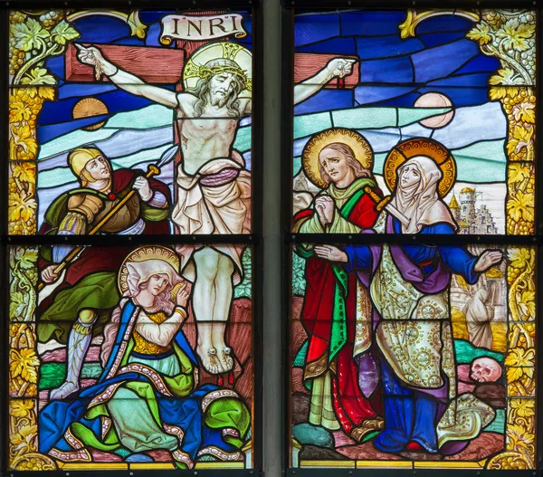 MECHELEN, BÉLGICA - 6 DE SEPTIEMBRE: Escena de crucifixión desde el cristal de la ventana de la catedral de St. Rumbold el 6 de septiembre de 2013 en Malinas, Bélgica . —  Fotos de Stock