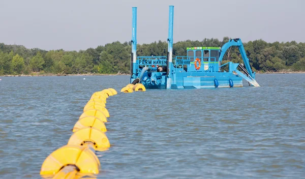 Water graafmachine en de leidingen — Stockfoto