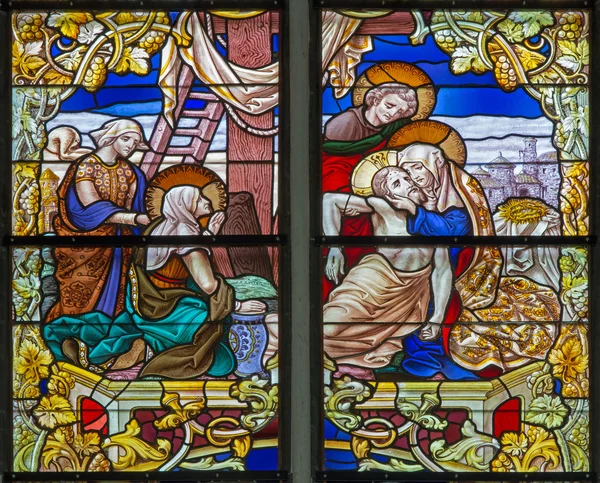 MECHELEN, BÉLGICA - SETEMBRO 6: Deposição da cena transversal da janela da catedral de St. Rumbold em 6 de setembro de 2013 em Mechelen, Bélgica . — Fotografia de Stock