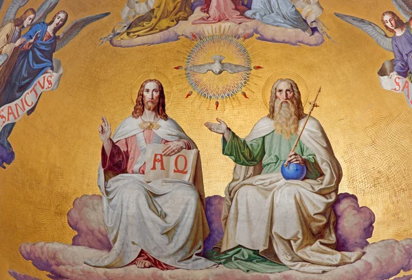 维也纳-7 月 27 日： 神圣的三位一体。从壁画中，从 19 日的世界末日场景的细节。%。主要的半圆形后殿的 altlerchenfelder 教会在 2013 年 7 月 27 日在维也纳. — 图库照片
