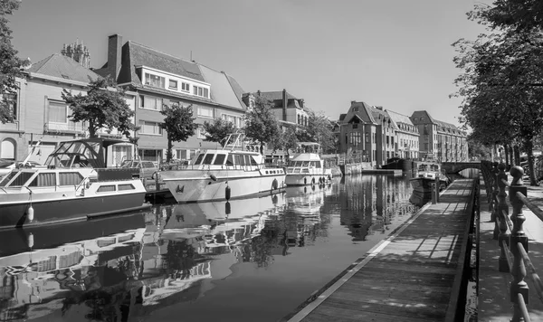 Malinas - Canal y yate en la luz de la mañana — Foto de Stock